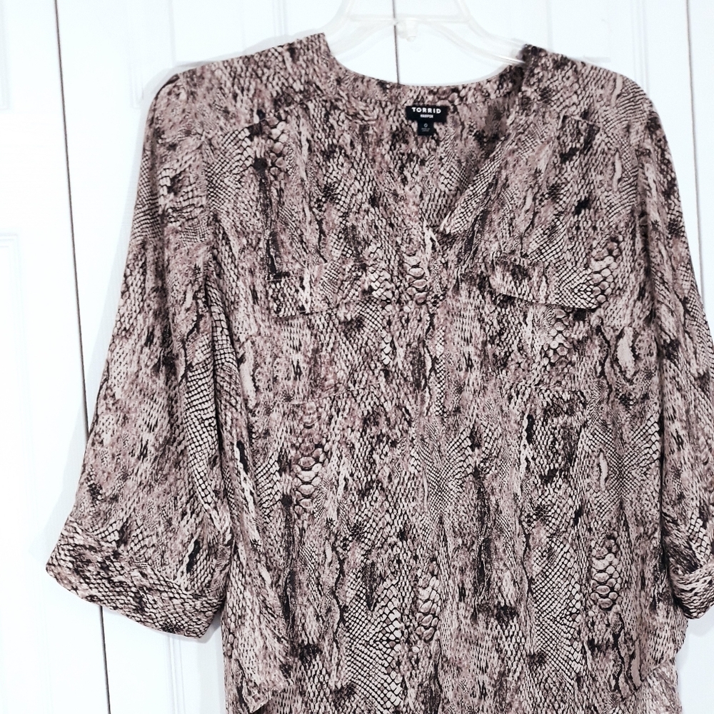 Torrid Snake Print Blouse With Front Pockets Sleeves V_Neck Size 0 (12) - Picture 3 of 13